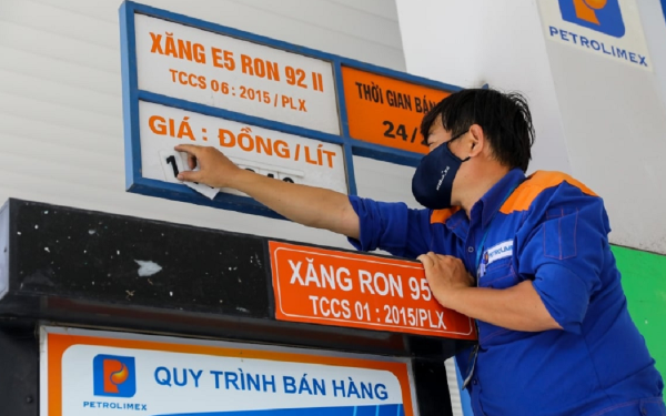 Chính phủ cho phép điều chỉnh giá xăng dầu khi giá cơ sở của một trong các mặt hàng xăng dầu được tiêu dùng phổ biến trên thị trường trong ngày tăng từ 15% trở lên.