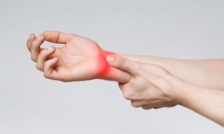 Người dân cần lưu ý nếu có cảm giác tức và tê ở vùng cổ tay và các ngón tay.