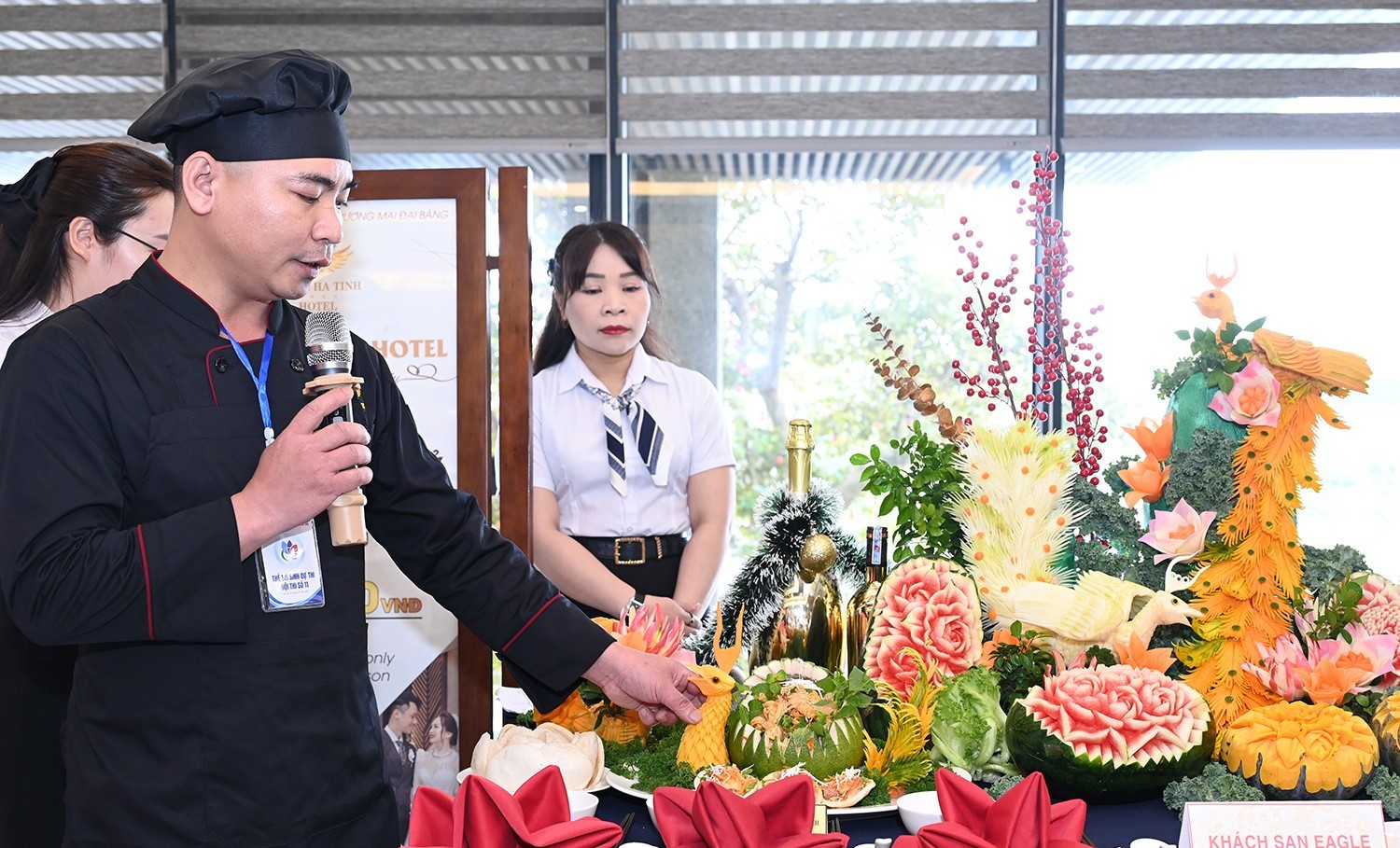 Các đội thi thuyết trình về ý tưởng và giá trị văn hóa của món ăn. Ảnh: Thu Hà