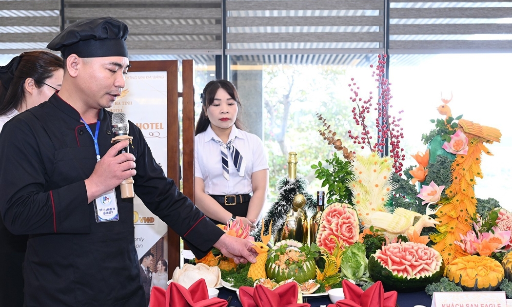 Các đội thi thuyết trình về ý tưởng và giá trị văn hóa của món ăn. Ảnh: Thu Hà