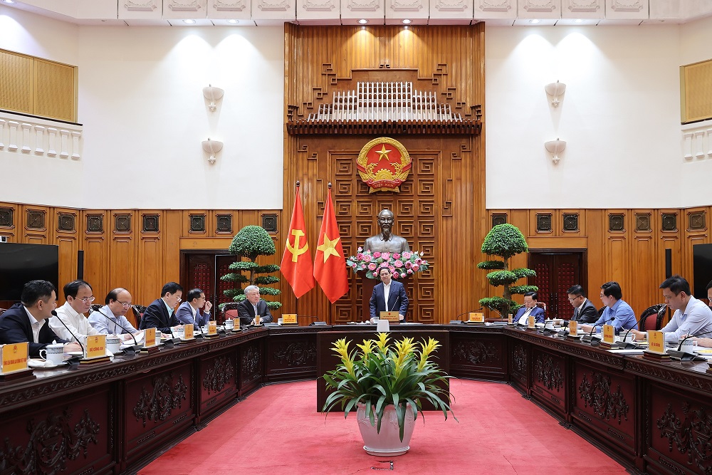 Thủ tướng chủ trì cuộc họp của Thường trực Chính phủ về nguồn kinh phí hỗ trợ bình ổn giá xăng dầu. Ảnh: VGP.