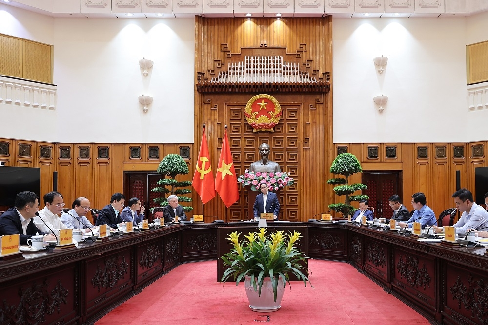 Thủ tướng chủ trì cuộc họp của Thường trực Chính phủ về nguồn kinh phí hỗ trợ bình ổn giá xăng dầu. Ảnh: VGP.