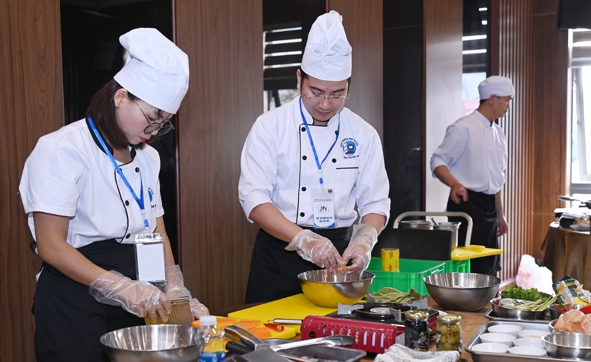 Các đầu bếp thể hiện kỹ năng chế biến khéo léo trong thời gian quy định. Ảnh: Thu Hà
