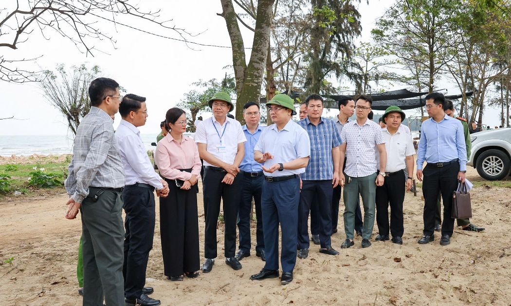 Phó Chủ tịch UBND tỉnh Phùng Thành Vinh kiểm tra hiện trường công tác giải phóng mặt bằng triển khai dự án Nhà máy nhiệt điện LNG Quỳnh Lập