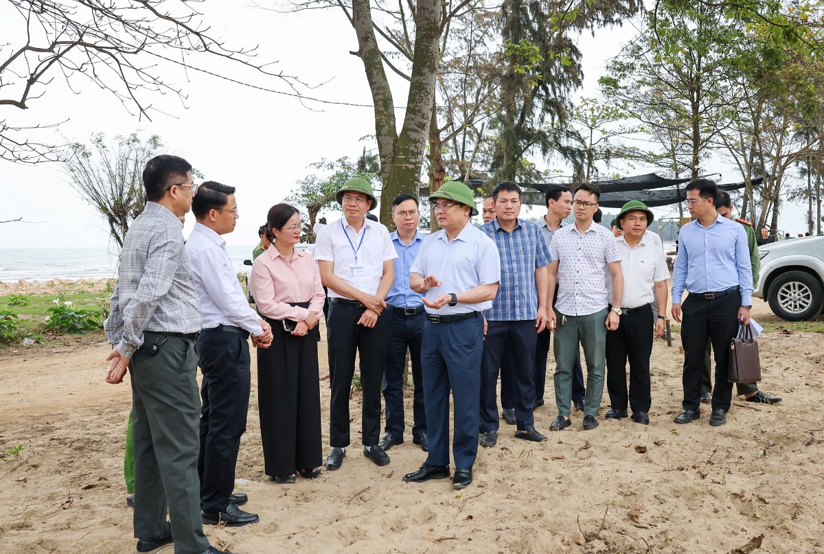 Phó Chủ tịch UBND tỉnh Phùng Thành Vinh kiểm tra hiện trường công tác giải phóng mặt bằng triển khai dự án Nhà máy nhiệt điện LNG Quỳnh Lập