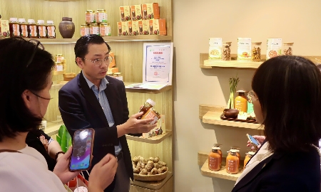 Đại diện Công ty Cổ phần Nghệ Sành INVEST trực tiếp giới thiệu sản phẩm.