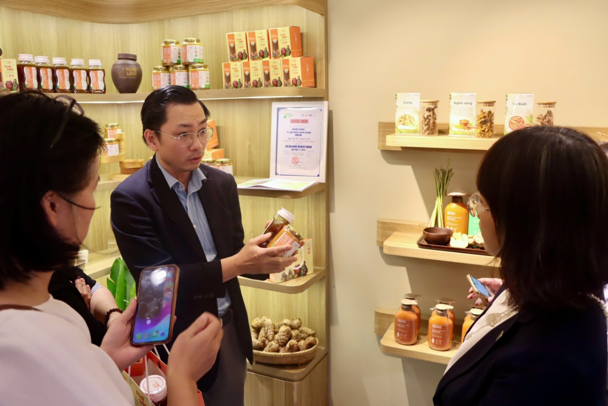 Đại diện Công ty Cổ phần Nghệ Sành INVEST trực tiếp giới thiệu sản phẩm.
