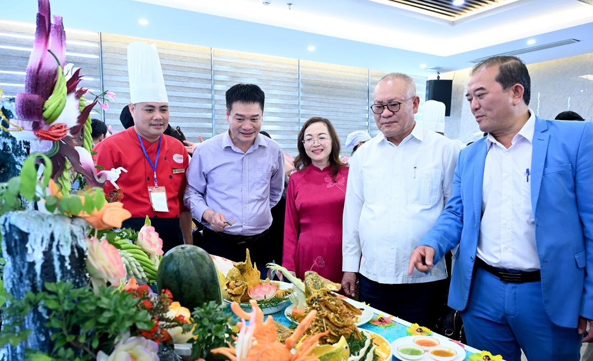 Các gian hàng ẩm thực thu hút đông đảo đại biểu và thực khách tham quan. Ảnh: Thu Hà