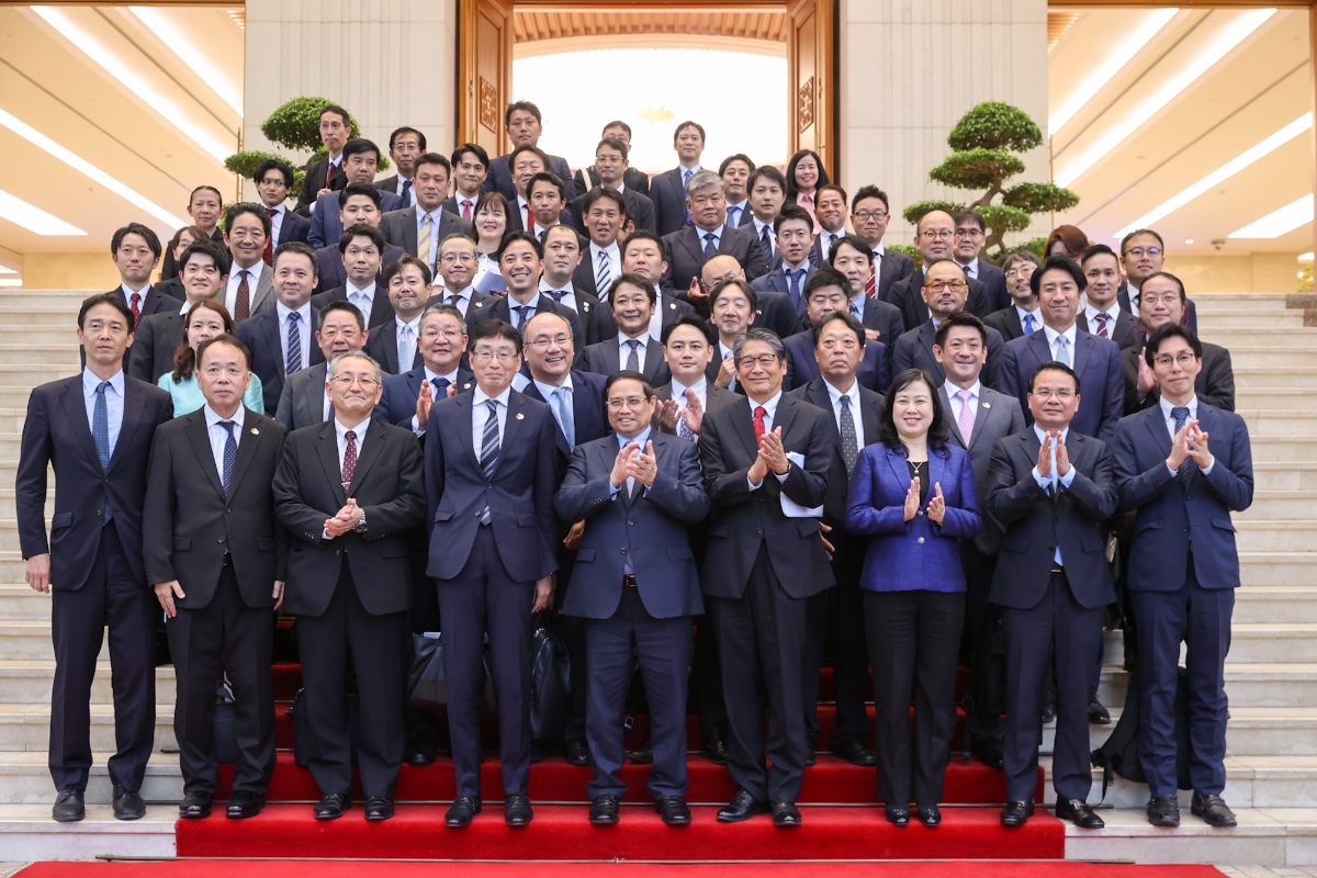 Thủ tướng chụp ảnh lưu niệm với Đại sứ Ito Naoki và đài diện các doanh nghiệp Nhật Bản tại buổi đối thoại. Ảnh: VGP.