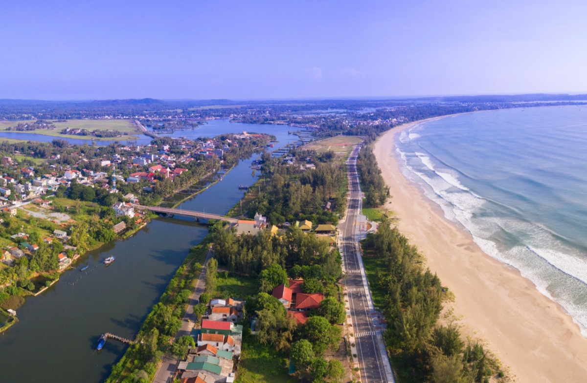 Quảng Ngãi đẩy mạnh phát triển du lịch, dịch vụ gắn liền với biển. Ảnh: Bùi Thanh Trung.