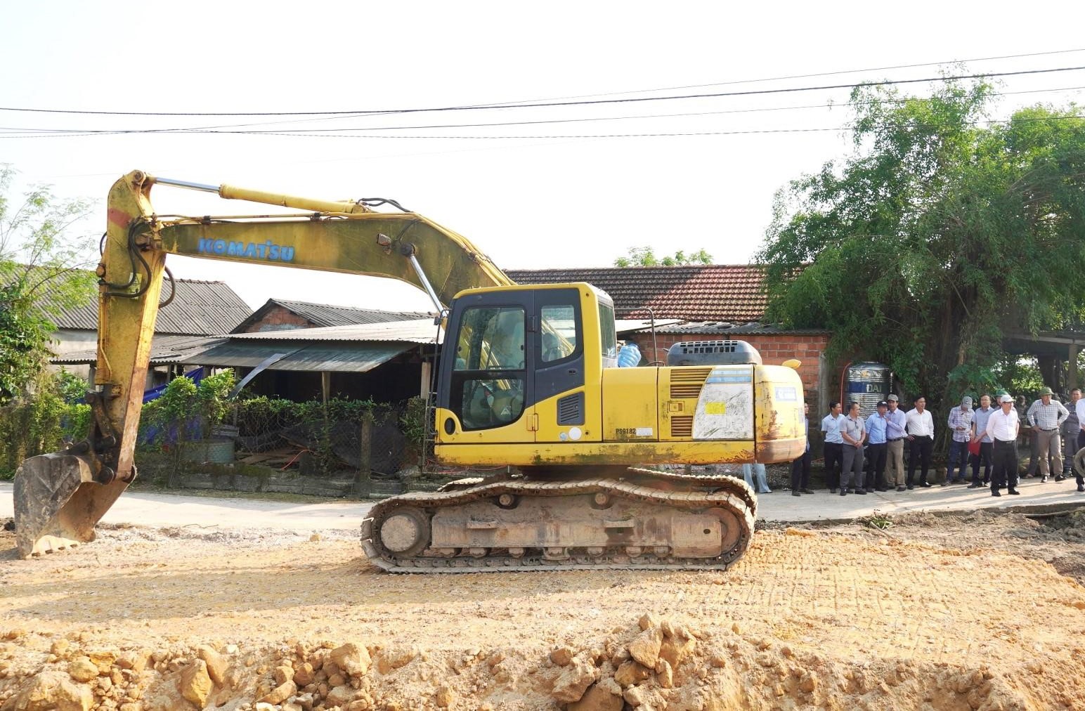 Các đơn vị thi công huy động máy móc, thiết bị triển khai dự án.