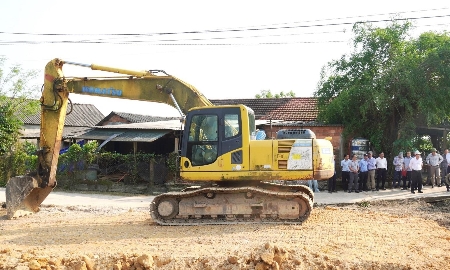 Các đơn vị thi công huy động máy móc, thiết bị triển khai dự án.