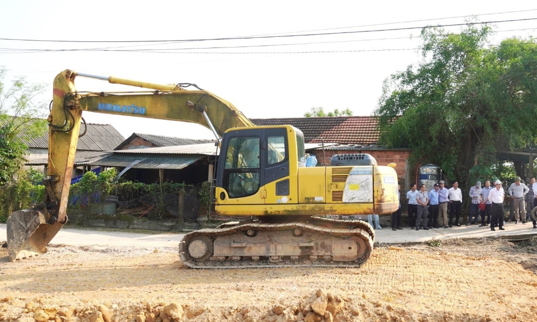 Các đơn vị thi công huy động máy móc, thiết bị triển khai dự án.