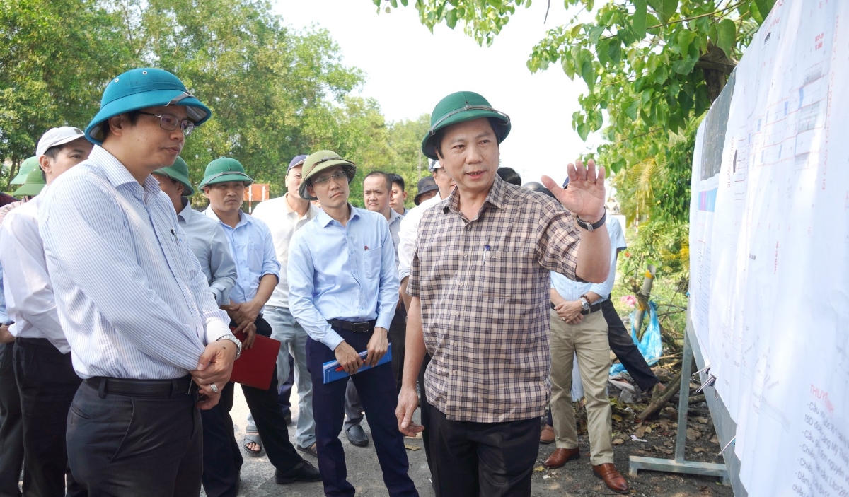 Phó Chủ tịch Thường trực UBND tỉnh Quảng Trị Hoàng Nam kiểm tra thực địa dự án Quốc lộ 15D