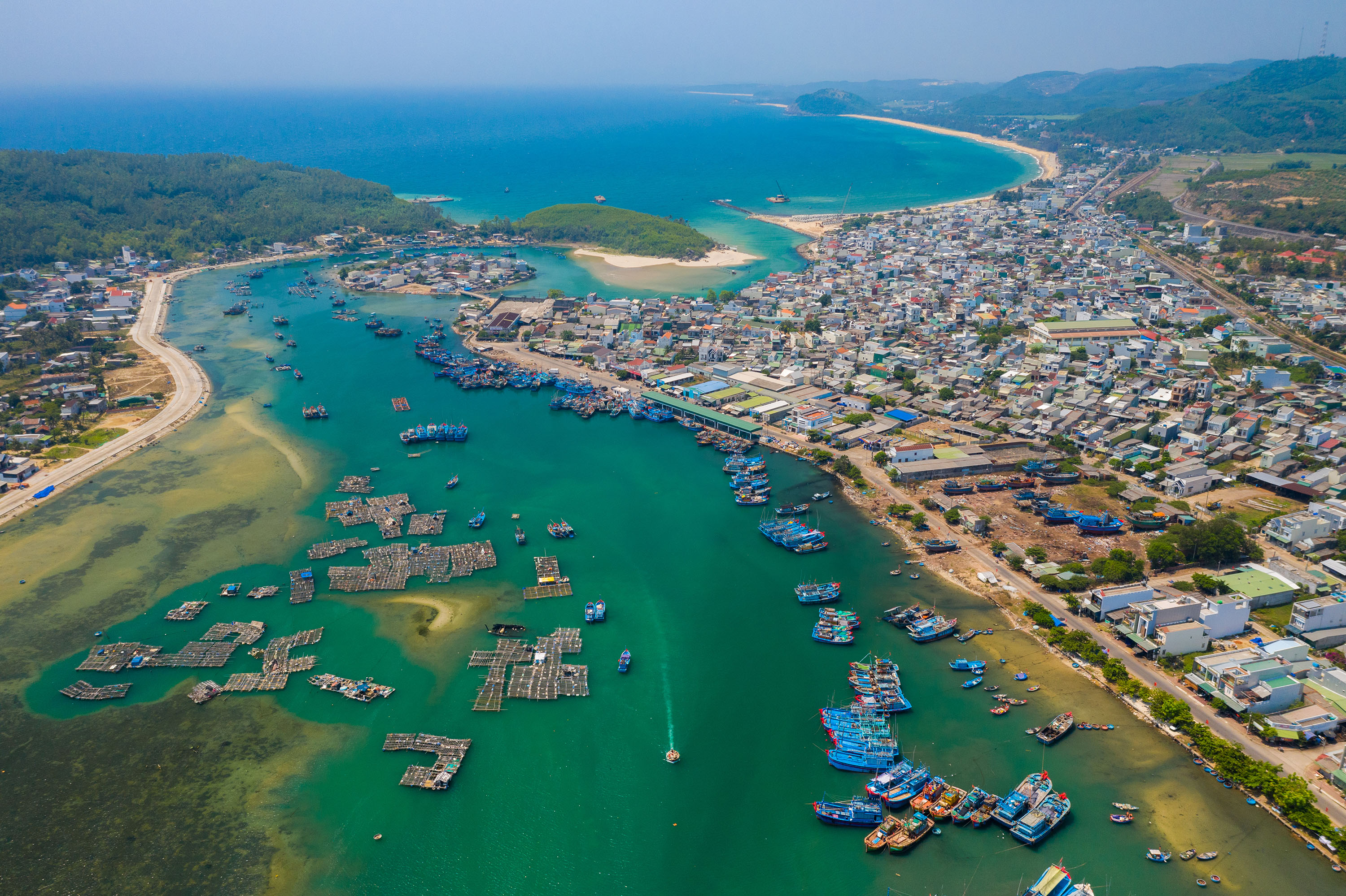 Quảng Ngãi coi phát triển đô thị gắn với biển là xu thế tất yếu. Ảnh: Bùi Thanh Trung.