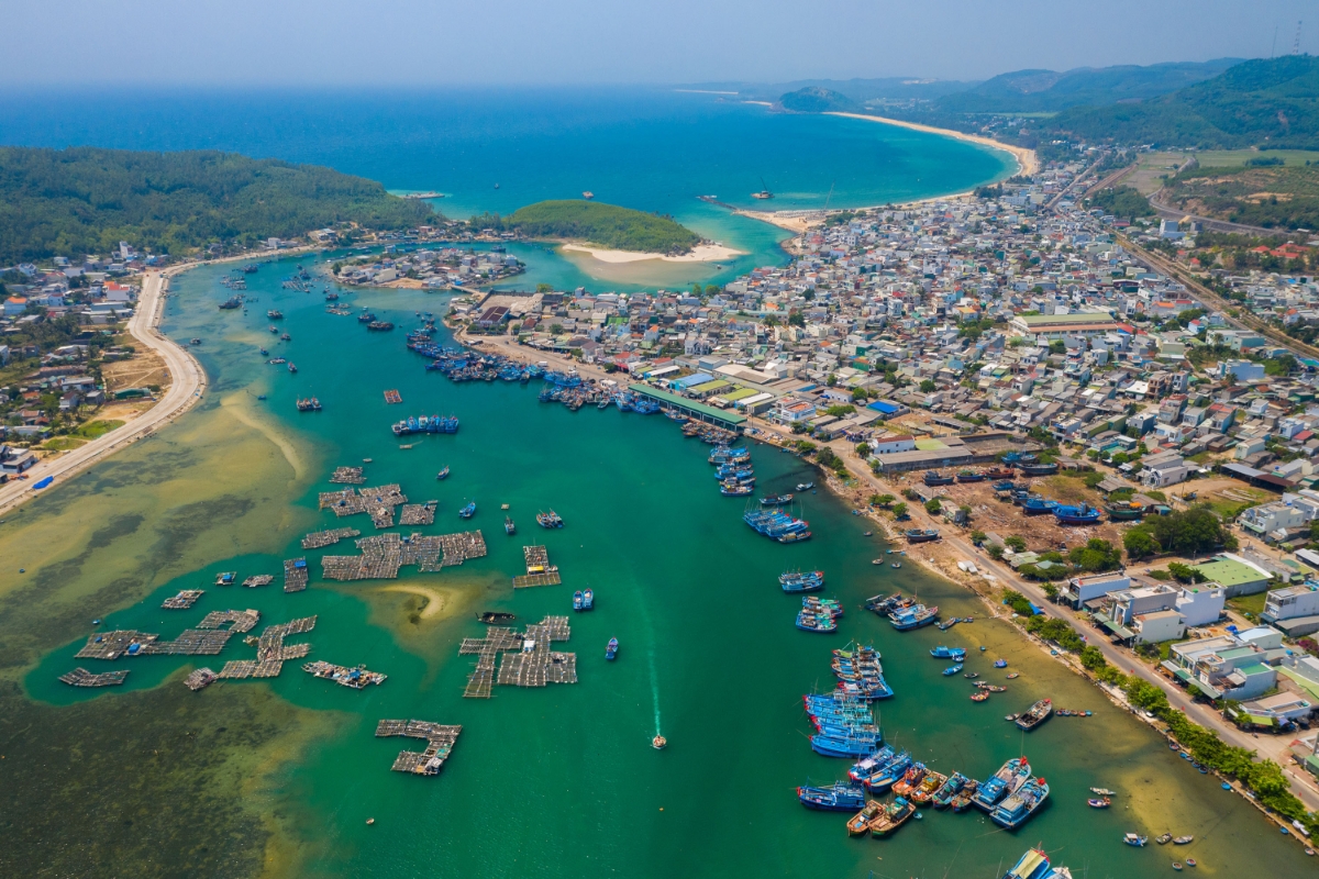 Quảng Ngãi coi phát triển đô thị gắn với biển là xu thế tất yếu. Ảnh: Bùi Thanh Trung.