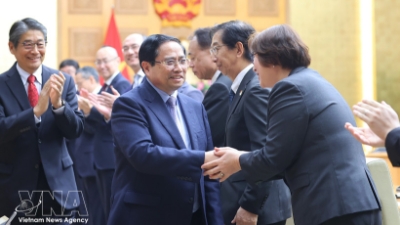 PM chairs dialogue with Japanese enterprises