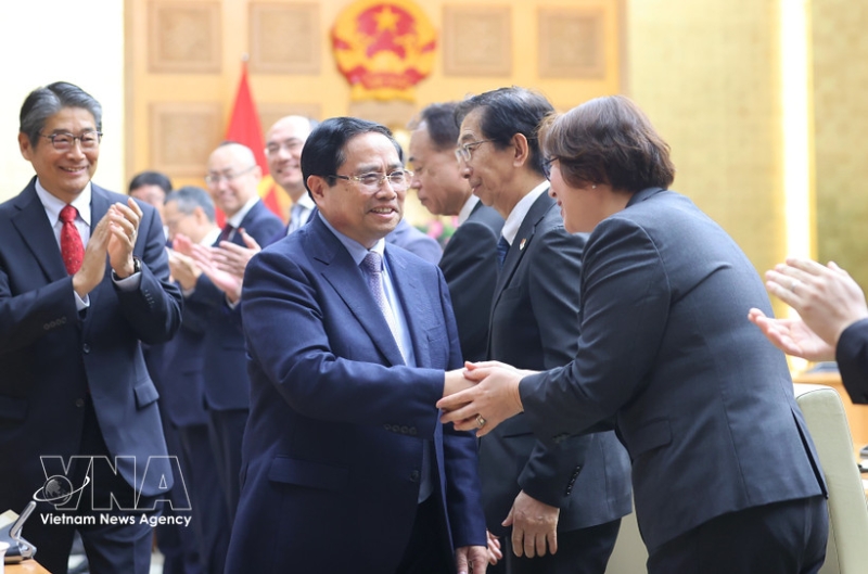 PM chairs dialogue with Japanese enterprises