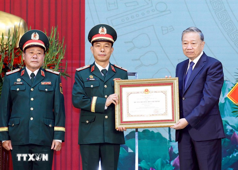 Tổng Bí thư nhiệt liệt biểu dương, ghi nhận và chúc mừng những chiến công, thành tích đặc biệt xuất sắc của Binh chủng Công binh - Ảnh: TTXVN