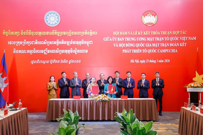 Bà Bùi Thị Minh Hoài - Ủy viên Bộ Chính trị, Bí thư Trung ương Đảng, Chủ tịch Ủy ban Trung ương Mặt trận Tổ quốc Việt Nam và bà Men Sam An - Phó Chủ tịch Đảng Nhân dân Campuchia, Chủ tịch Hội đồng Quốc gia Mặt trận Đoàn kết Phát triển Tổ quốc Campuchia, Chủ tịch Hội Hữu nghị Campuchia - Việt Nam trao thỏa thuận hợp tác. Ảnh: Mặt trận.