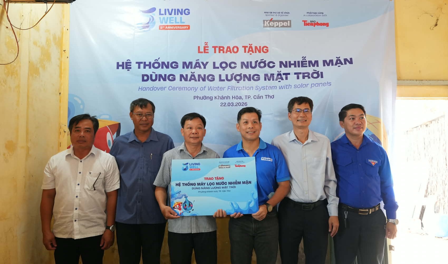 Ông Lee Leong Seng (từ ba từ trái sang), Giám đốc Bộ phận Phát triển Bất động sản Nhà Ở, Khối Bất động sản, Keppel Việt Nam, Nhà báo Lý Thành Tâm (thứ hai từ trái sang), Uỷ viên Ban Biên tập, Trưởng cơ quan đại diện báo Tiền Phong tại TP. HCM, cùng lãnh đạo phường Khánh Hoà và thành phố Cần Thơ tại lễ bàn giao hệ thống máy lọc nước nhiễm mặn thuộc dự án Living Well.