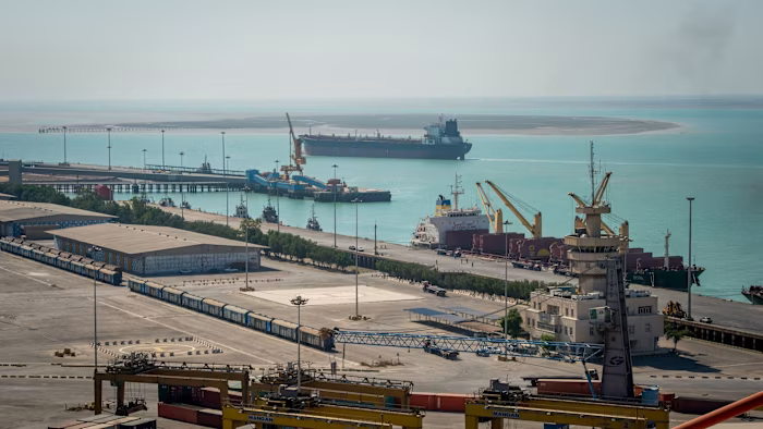 Ít nhất 6 tàu sau khi dỡ hàng tại cảng Imam Khomeini  đã được phép đi qua eo biển Hormuz trong hai ngày 15-16/3 - Ảnh: Bloomberg