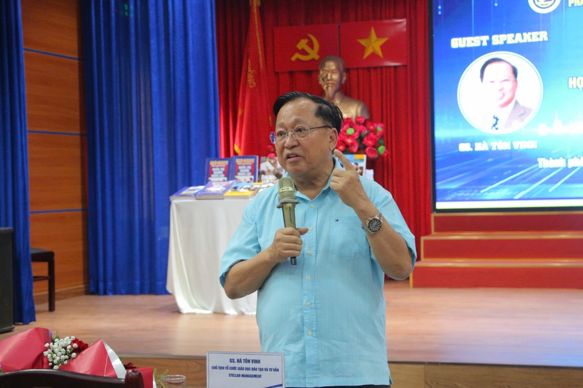 Giáo sư Hà Tôn Vinh chia sẻ với các sinh viên tại Trường Đại học Giao thông vận tải tại TP. Hồ Chí Minh vào ngày 16/3 vừa qua