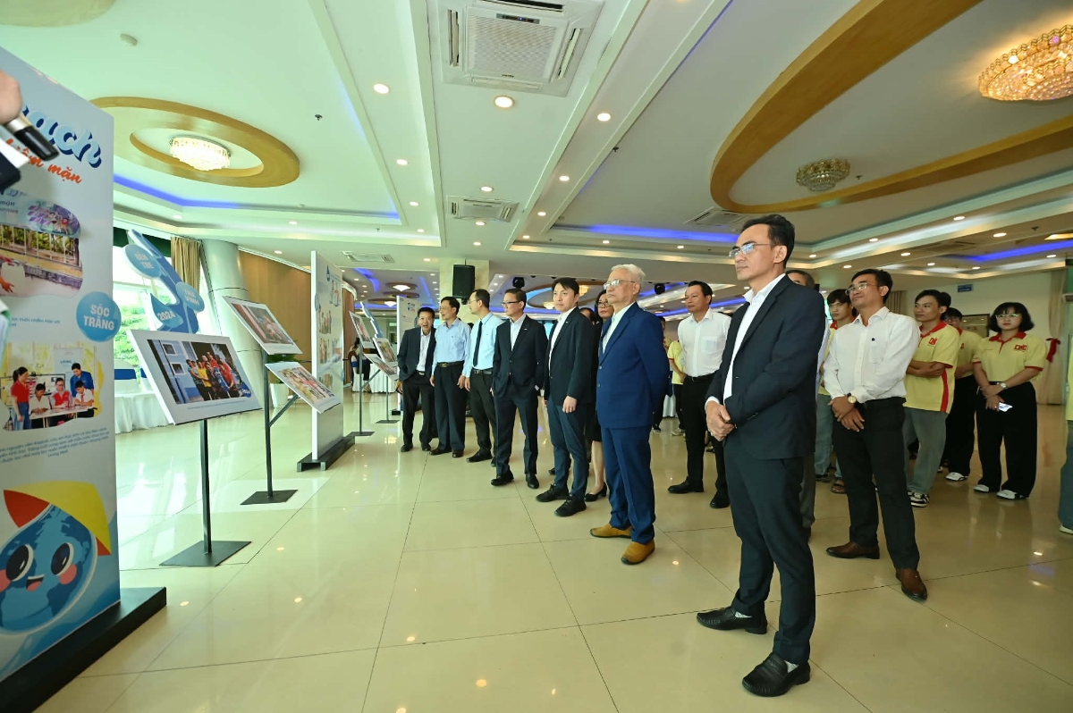 Các khách mời tham quan khu triển lãm Living Well, chương trình đem lại nước sạch cho vùng nhiễm mặn do Keppel khởi xướng, tại hội thảo.