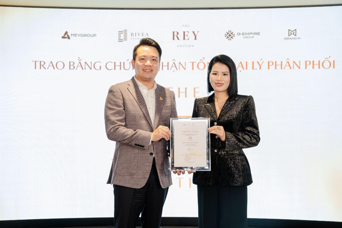 Đại diện chủ đầu tư trao bằng chứng nhận Tổng Đại lý phân phối. (Ảnh: Grand M).