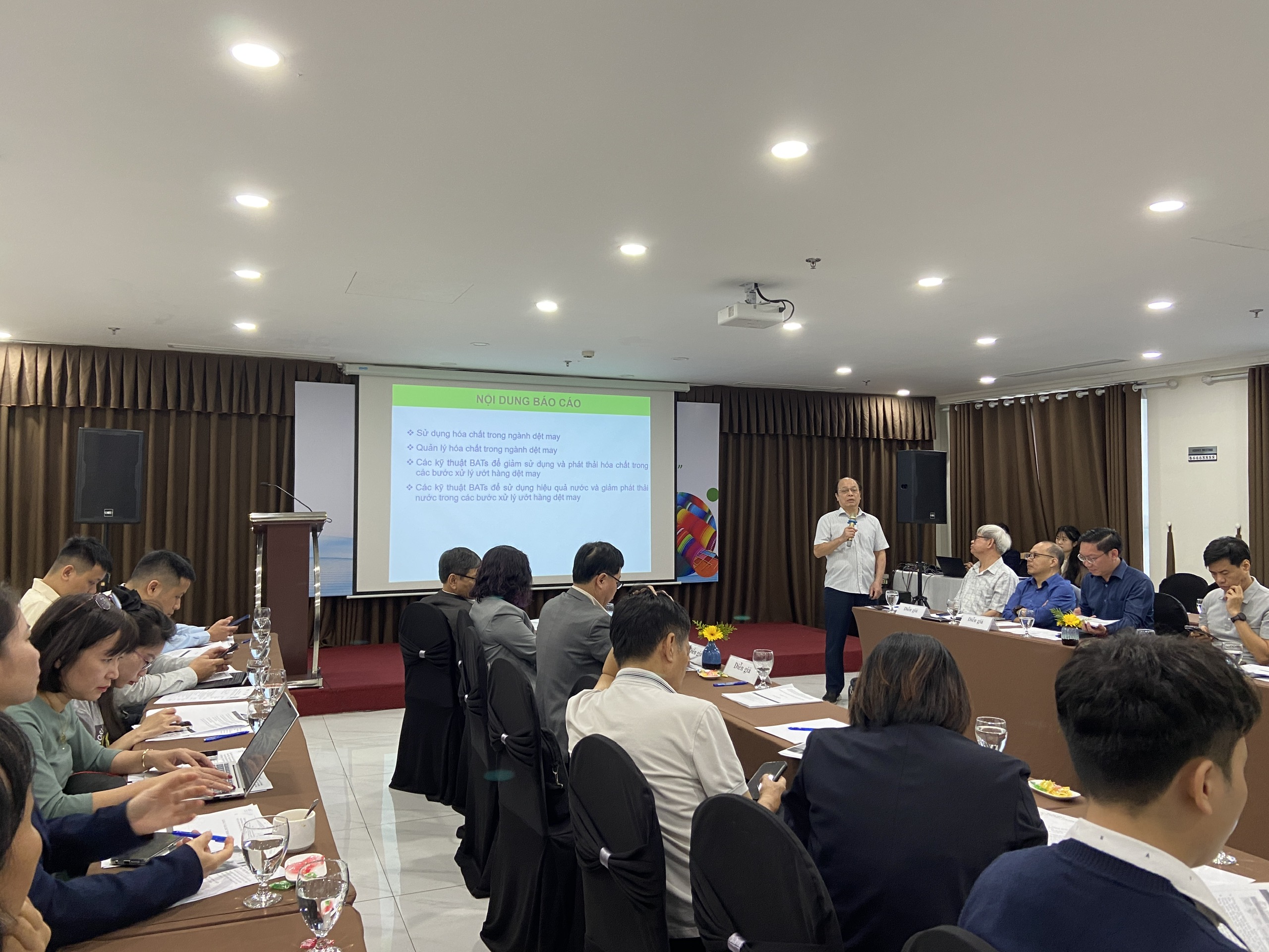 Các chuyên gia chia sẻ tại hội thảo.