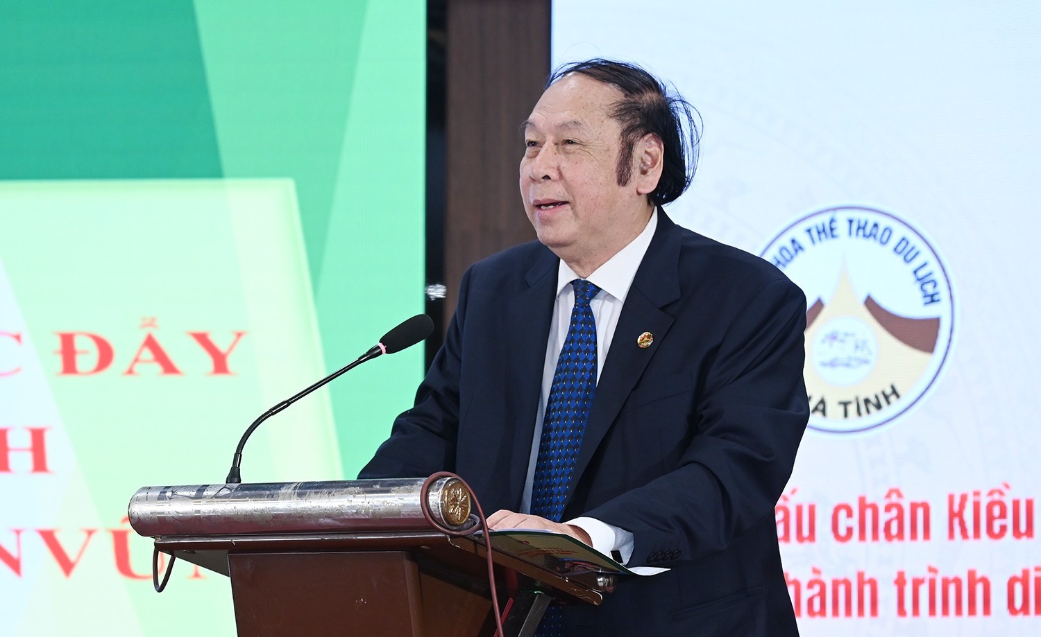 GS.TS Nguyễn Văn Đính, Phó Chủ tịch Hội Khoa học kinh tế Hà Tĩnh phát biểu tham luận. Ảnh: Thu Hà