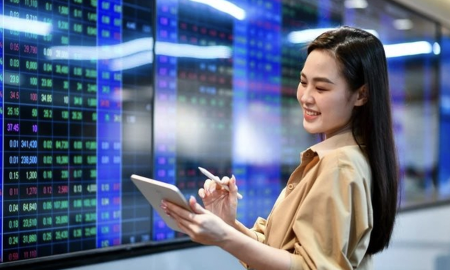 Nhà đầu tư cá nhân mua ròng 1.200 tỷ phiên cuối tuần, tiếp tục mạnh tay gom FPT