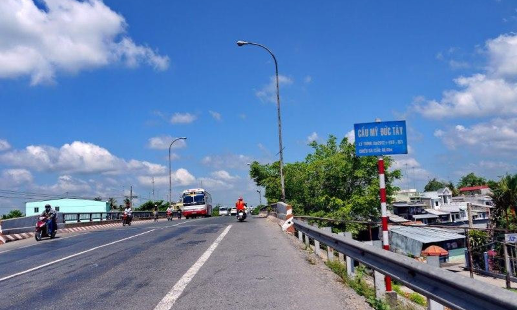 Một số đoạn tuyến trên Quốc lộ 1, đoạn từ Quảng Trị đến Vĩnh Long xảy ra tình trạng ùn tắc giao thông, hạ tầng xuống cấp.