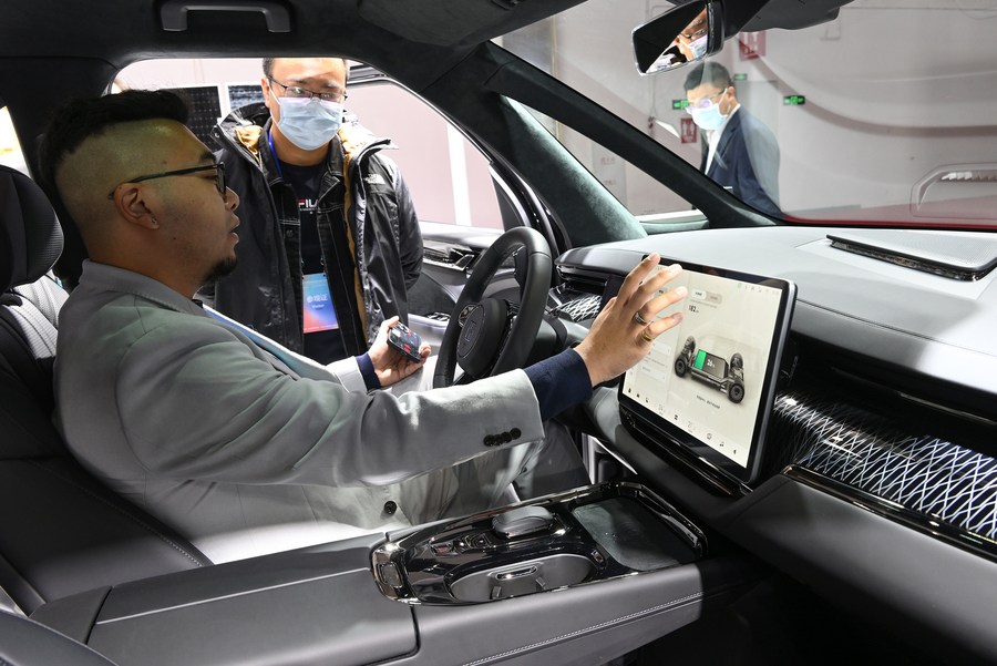 Khách tham quan tìm hiểu về một loại xe năng lượng mới tại gian hàng của nhà sản xuất ô tô Trung Quốc Geely. Ảnh: Xinhua.