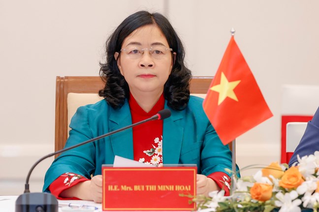 Bà Bùi Thị Minh Hoài - Ủy viên Bộ Chính trị, Bí thư Trung ương Đảng, Chủ tịch Ủy ban Trung ương Mặt trận Tổ quốc Việt Nam phát biểu tại Hội đàm. Ảnh: Mặt trận.