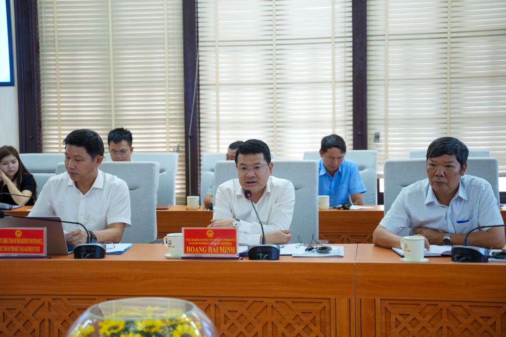 Ồng Hoàng Hải Minh,&nbsp;Phó Chủ tịch UBND thành phố Huế, phát biểu tại cuộc họp.