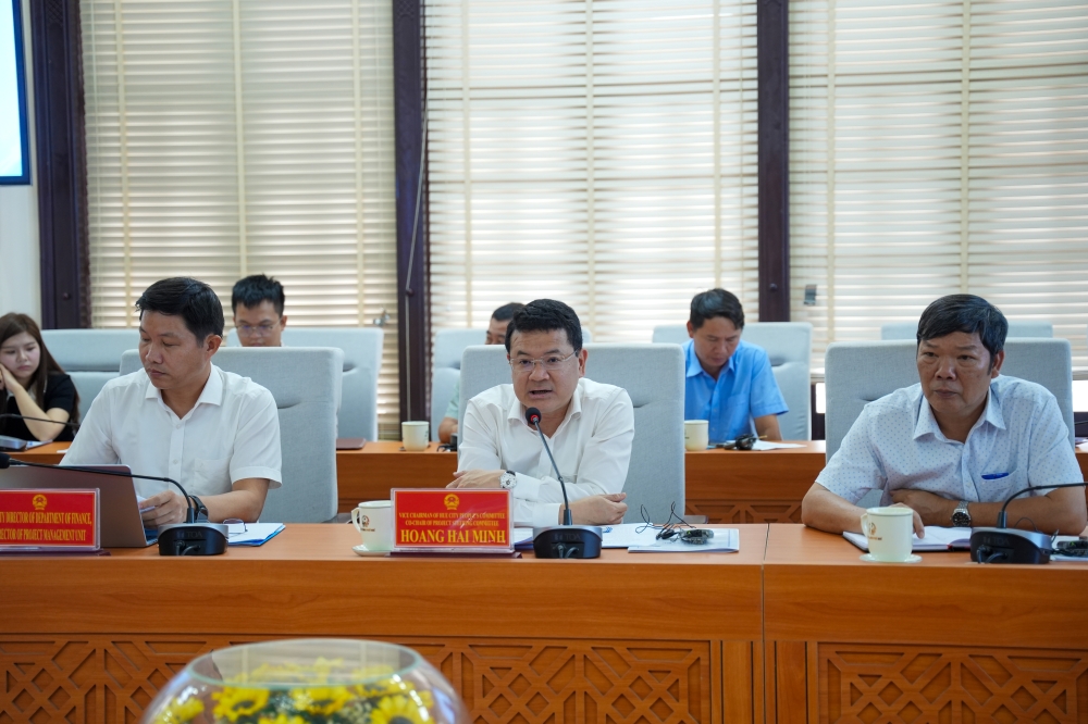 Ồng Hoàng Hải Minh,&nbsp;Phó Chủ tịch UBND thành phố Huế, phát biểu tại cuộc họp.