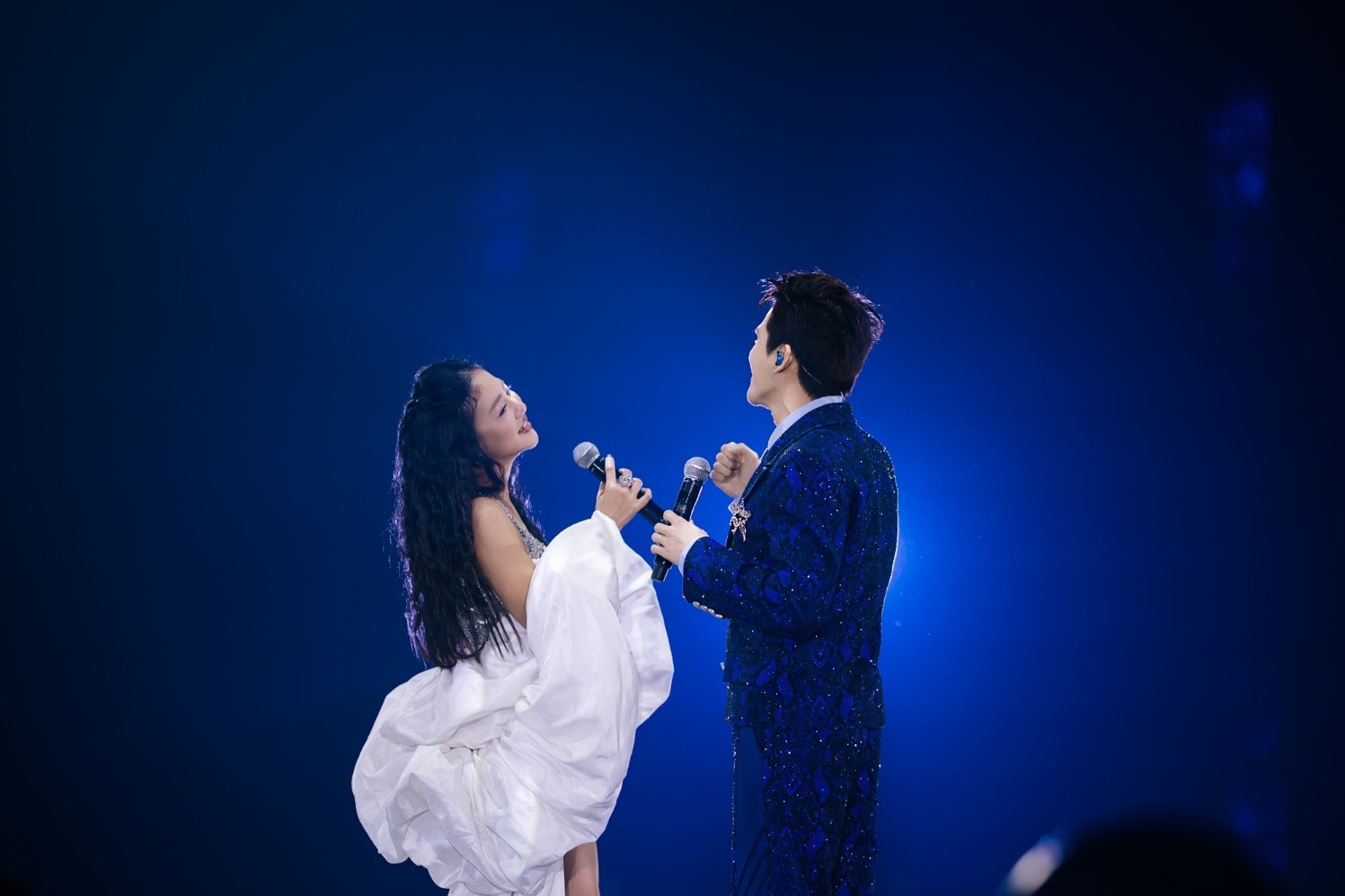 Màn song ca “Vùng trời bình yên” của Quốc Thiên và Văn Mai Hương. Ảnh: MSB.