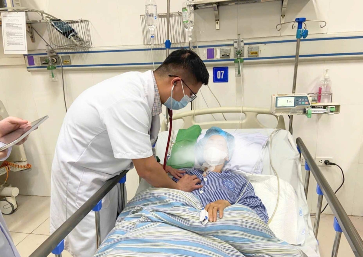 Người bệnh nằm điều trị tại Khoa điều trị tích cực.