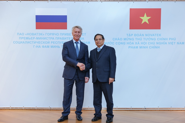 Thủ tướng Phạm Minh Chính và ông Leonid Viktorovich Mikhelson, Chủ tịch tập đoàn Novatek - Ảnh: VGP