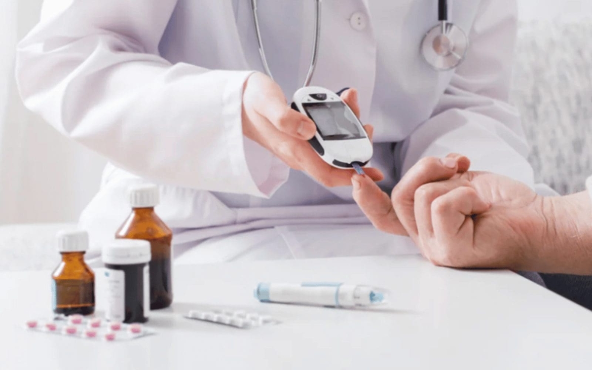 Nguyên tắc điều trị đái tháo đường bắt buộc phải bao gồm: chế độ ăn khoa học, duy trì cân nặng, tập luyện và dùng thuốc theo chỉ dẫn.