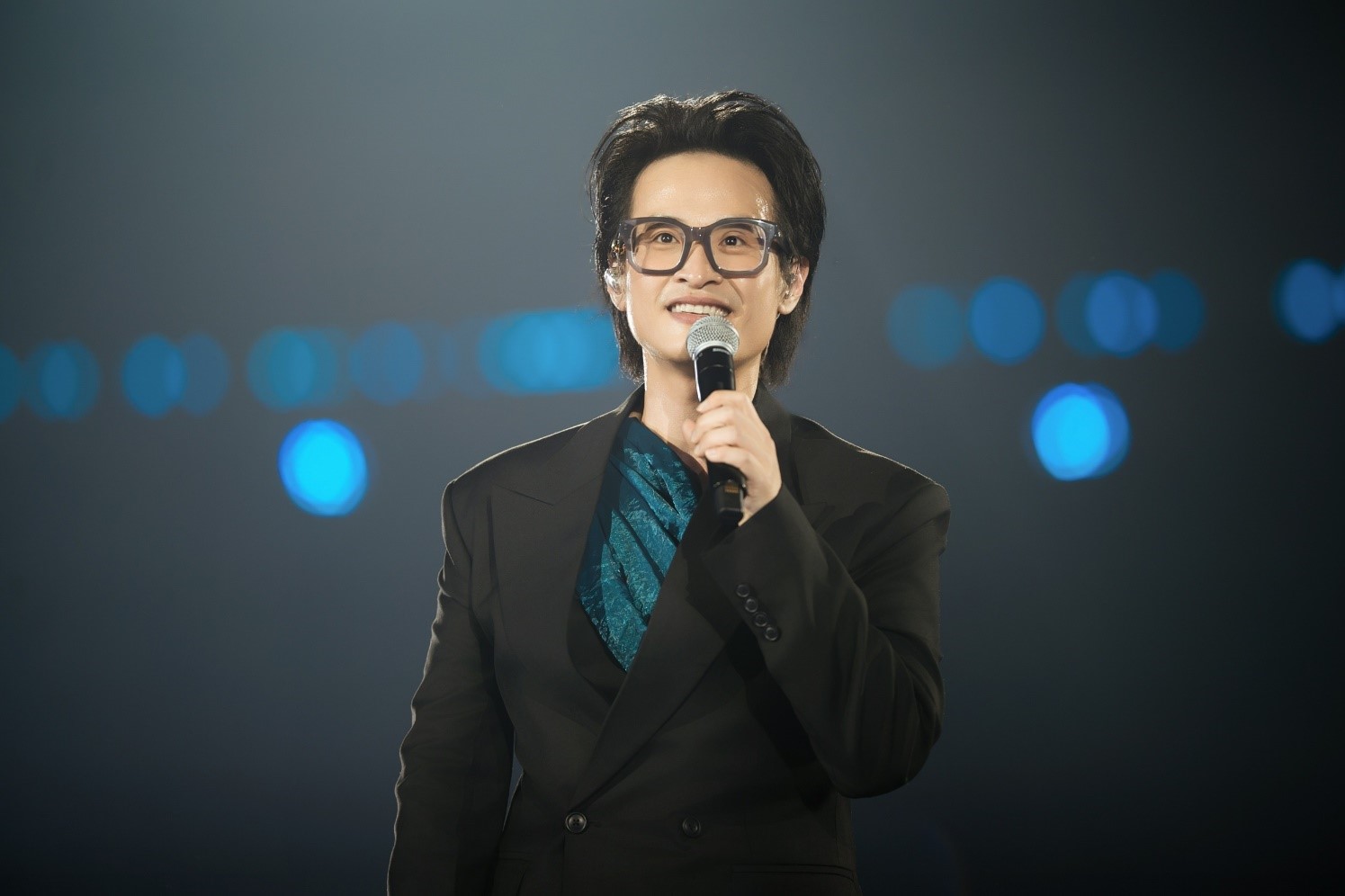 Chương trình khép lại bằng phần trình diễn kéo dài đến gần 0h của Hà Anh Tuấn. Ảnh: MSB.