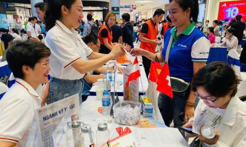 Thị trường lao động Hà Nội sôi động, doanh nghiệp nâng chuẩn tuyển dụng