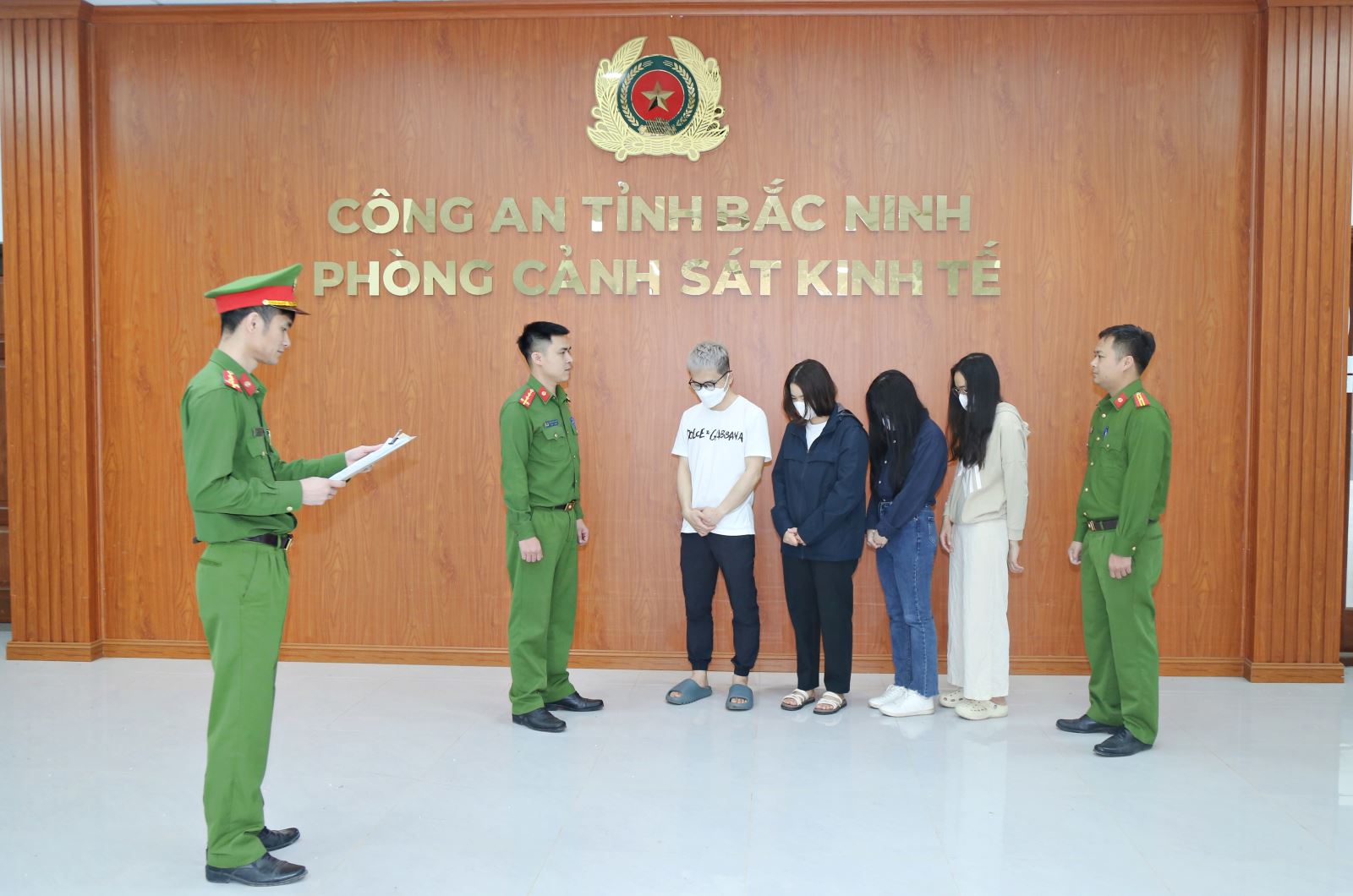 Các bị can. Ảnh: Cổng thông tin điện tử Công an tỉnh Bắc Ninh.