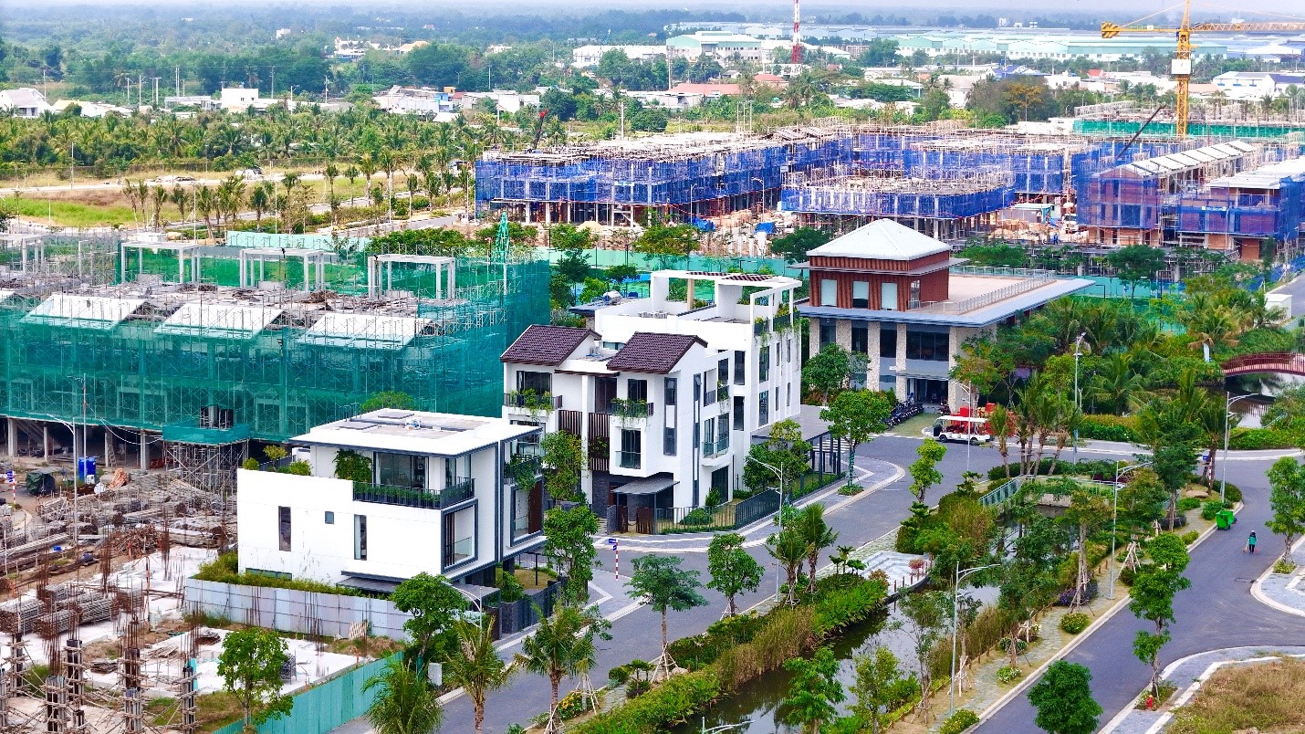 Phân khu LA Sol đã hoàn thiện đến tầng 3, chuẩn bị bàn giao vào quý 4/2026.