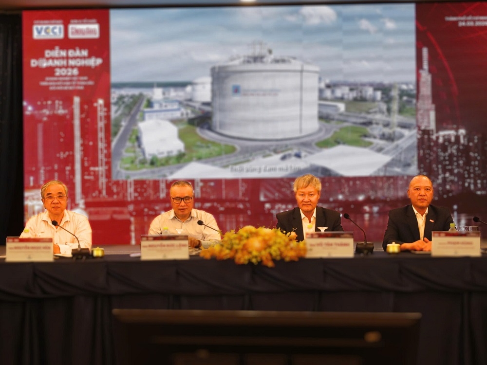 Các đại biểu tại bàn chủ tọa (từ trái qua): ông Nguyễn Ngọc Hòa, Chủ tịch HUBA; ông Nguyễn Đức Lệnh, Phó Giám đốc NHNN Khu vực 2; ông Võ Tân Thành, Phó Chủ tịch VCCI; ông Phạm Hùng, Phó Tổng Biên tập Tạp chí Diễn đàn Doanh nghiệp.