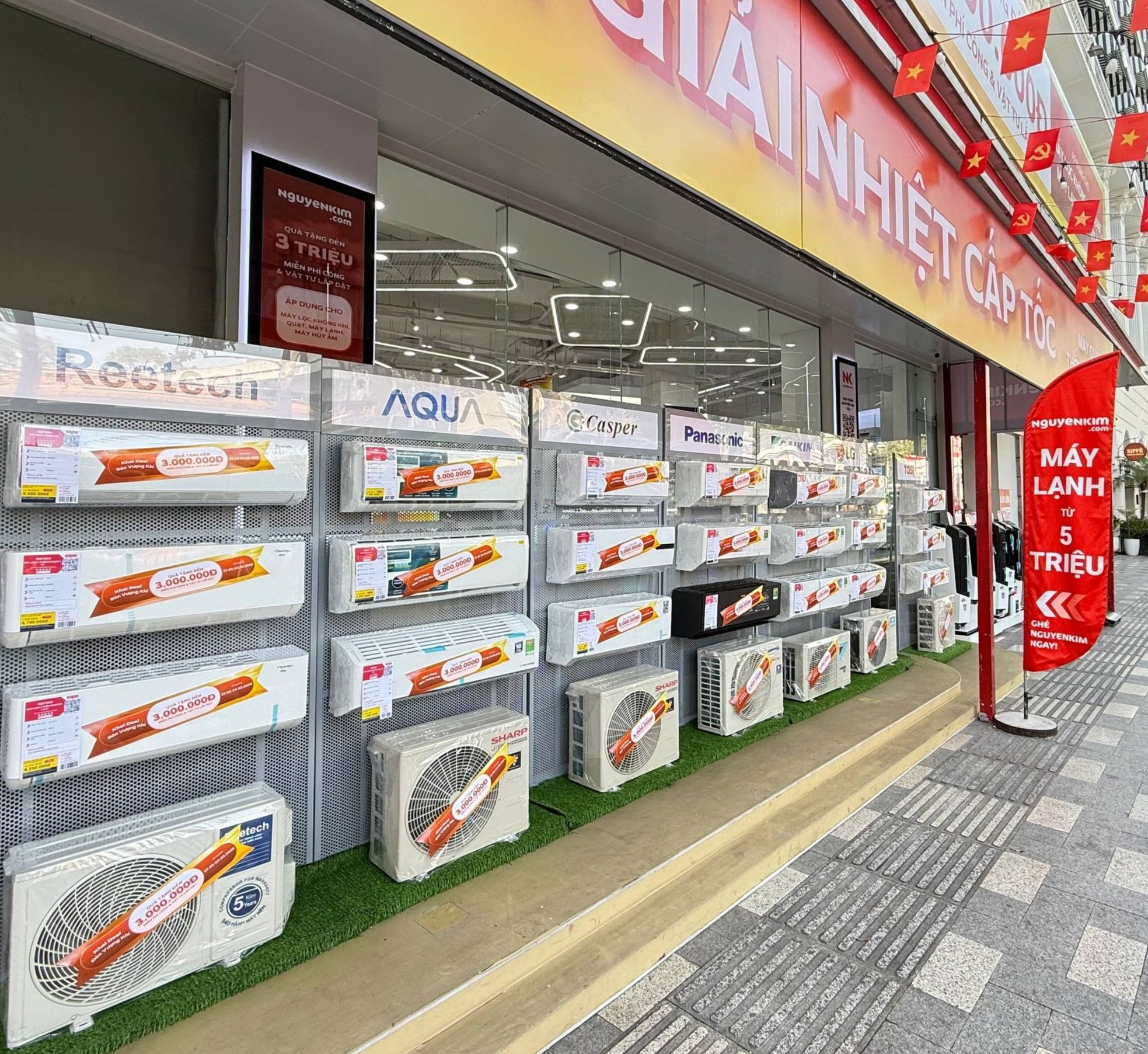 Khu vực trưng bày các thiết bị điện máy làm mát như máy lạnh, quạt phun sương, quạt điện… hiện đang được bố trí nổi bật.