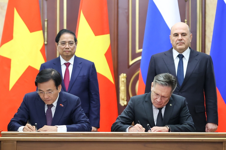Thủ tướng Phạm Minh Chính và Thủ tướng Liên bang Nga Mikhail Mishustin chứng kiến Lễ ký kết Hiệp định về hợp tác xây dựng Nhà máy điện hạt nhân trên lãnh thổ Việt Nam - Ảnh: VGP