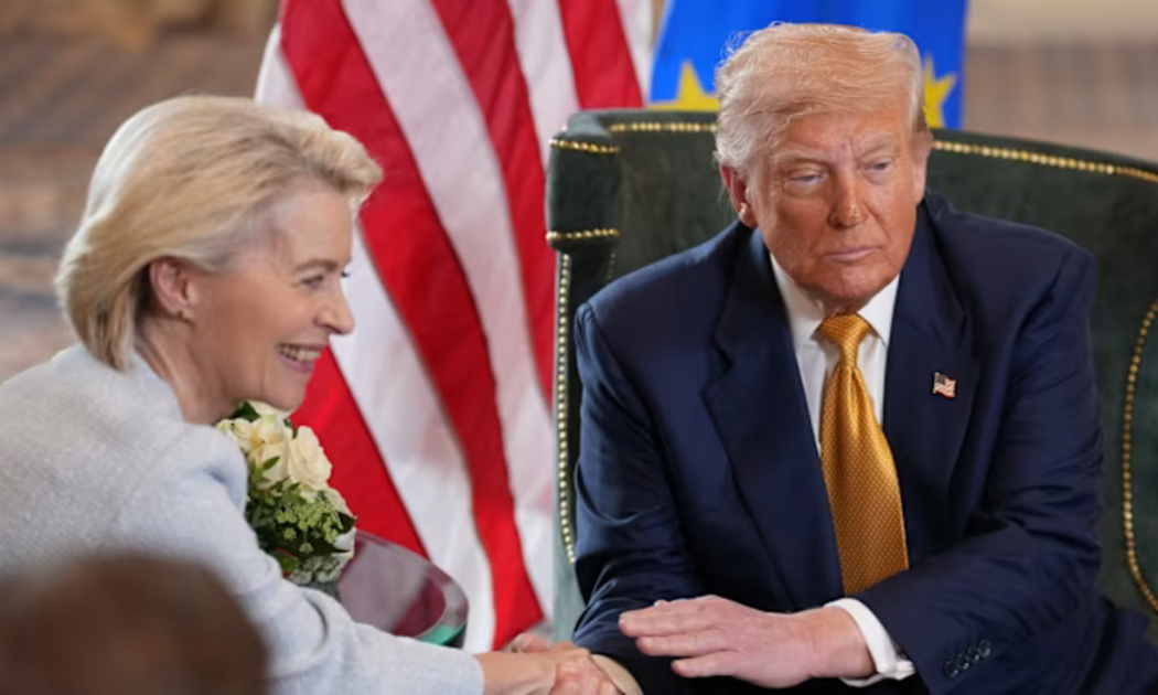 Tổng thống Mỹ Donald Trump bắt tay Chủ tịch EC Ursula von der Leyen sau khi hai bên nhất trí thỏa thuận thương mại tại Turnberry, Scotland, năm ngoái - Ảnh: Getty Images