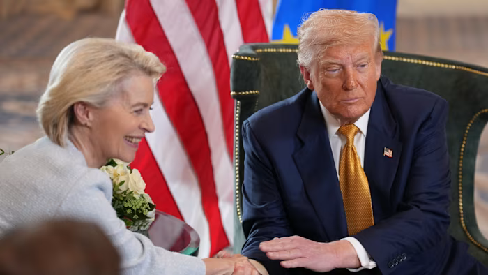 Tổng thống Mỹ Donald Trump bắt tay Chủ tịch EC Ursula von der Leyen sau khi hai bên nhất trí thỏa thuận thương mại tại Turnberry, Scotland, năm ngoái - Ảnh: Getty Images